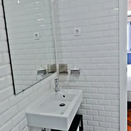 Neegroni Balcony In - By Misha's Place 1a ליסבון